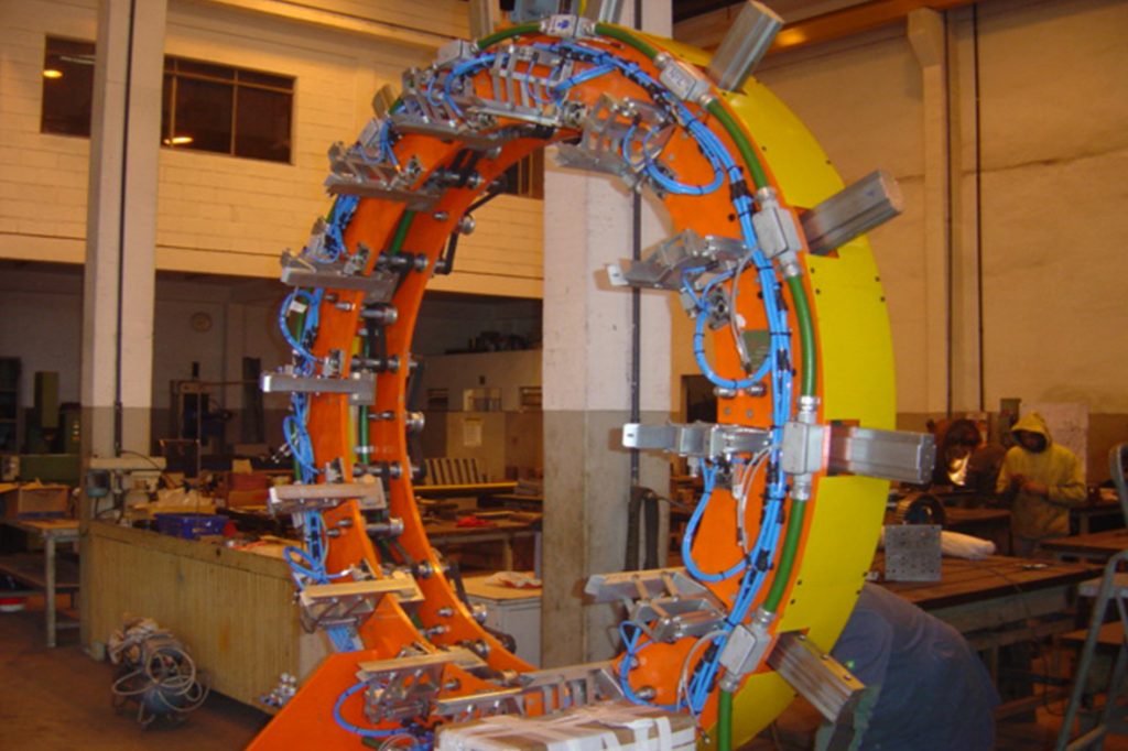 Equipamento para transferir carcaças na máquina de construção de pneus