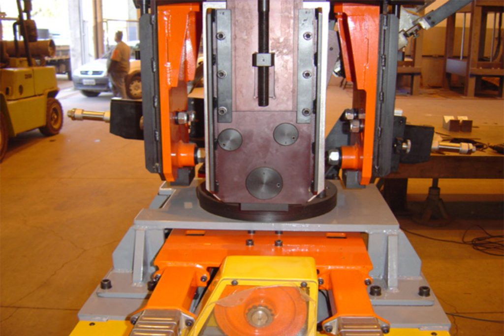 Máquina para Grampeamento de Frisos para Pneus